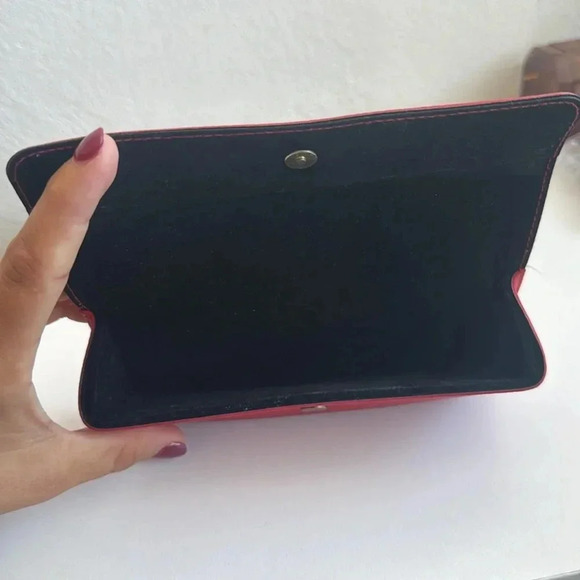 Guess Red Glasses Case – Hard Shell Eyewear Holder - Picture 2 of 5